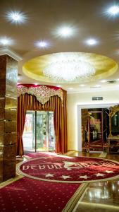 赫梅利尼茨基Boutique Spa Casino Hotel Lybid Plaza的大堂设有大红色地毯和吊灯