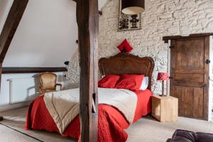 圣詹姆斯Atipyk'ododo的一间卧室配有红色枕头的床