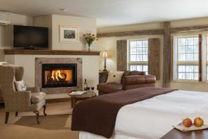 FogelsvilleGlasbern的酒店客房配有一张床和一个壁炉。