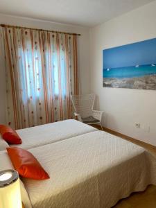 伊斯费古耶拉尔海滩费雷尔公寓酒店的卧室配有一张床,墙上挂有绘画作品