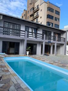 约恩维利Bom Sossego的大楼前的蓝色游泳池