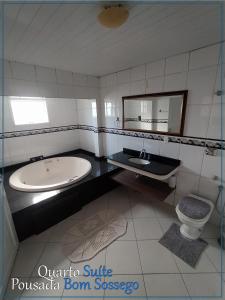 约恩维利Bom Sossego的带浴缸、盥洗盆和卫生间的浴室