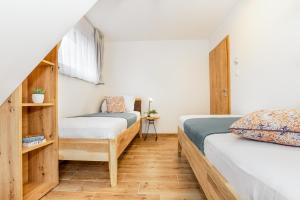 霍尼普拉纳Apartmány Karlovy Dvory的一间卧室配有两张床和一张桌子