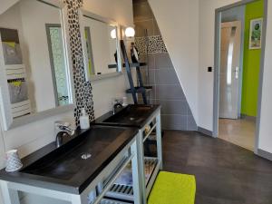 特雷西索梅波米耶尔斯克洛斯酒店的一间带水槽和镜子的浴室