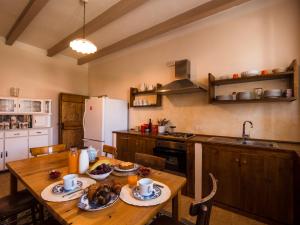 CervidoneLa Guest House della Tenuta di Tavignano的厨房配有带食物的木桌