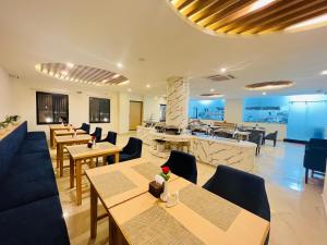 索拉哈Hotel Aikawa的一间带桌椅的餐厅和一间厨房
