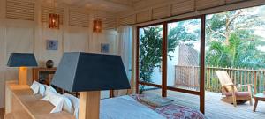 SantʼAnaTribal Green Camp-Private Room 3的一间卧室设有一张床和一个阳台