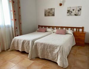 伊斯费古耶拉尔海滩费雷尔公寓酒店的卧室内两张并排的床
