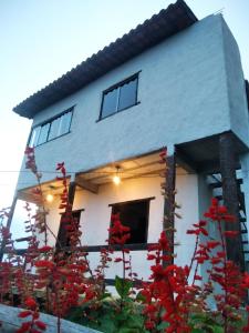 拉夫拉斯诺瓦斯Chalé Suite do chá的前面有红花的房子