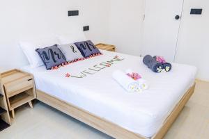 福拉杜岛Ahiva Village的一张带白色床单和蓝色枕头的床