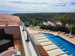 卡拉恩波特Hotel Sa Barrera - Adults Only的阳台享有游泳池的景致。