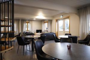 奥萨奥尔萨格隆利特旅舍的餐厅设有桌椅和沙发。