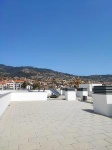 丰沙尔SOCIAL LODGE - Centro do Funchal的从建筑物屋顶上可欣赏到风景
