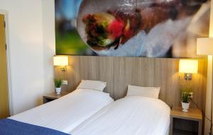 克拉亨堡Hotel and Restaurant van Saaze的一间卧室设有两张床,墙上挂着一幅画