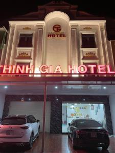 Bến CátThinh Gia Hotel的两辆汽车停在酒店门前