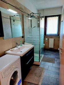 维纳利亚瑞勒APPARTAMENTO PICCOLO SCRIGNO的一间带洗衣机和水槽的浴室