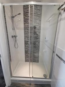 莫克姆The Kerswell Hotel的浴室里设有玻璃门淋浴