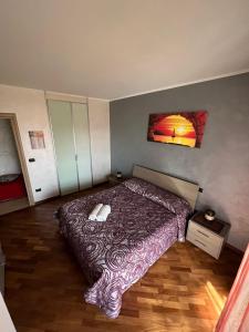 维纳利亚瑞勒APPARTAMENTO PICCOLO SCRIGNO的一间卧室配有一张带紫色毯子的床