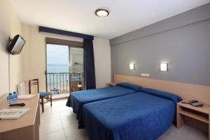 贝尼多姆毕百诺酒店的酒店客房设有蓝色的床和阳台。