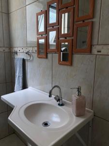 佩洛塔斯excelente apartamento completo的一间带水槽和镜子的浴室