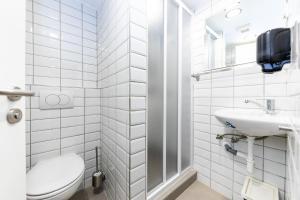 布达佩斯Adagio Hostel Basilica的白色的浴室设有卫生间和水槽。