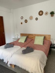 丘利利亚Casa Valle del Turia的两张睡床彼此相邻,位于一个房间里
