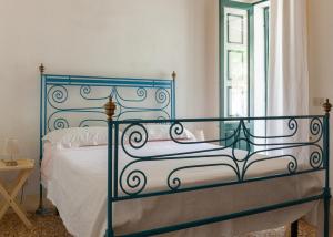 Marina PortoVilla Aimone的卧室内的蓝色床架