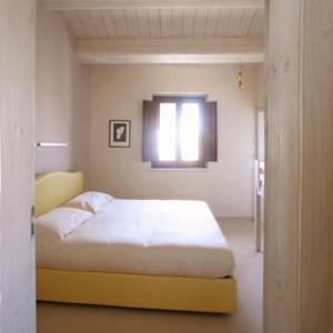 SerrungarinaAgriturismo Pozzuolo的一间卧室设有一张床和一个窗口