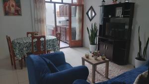 卡哈马卡Departamento en Cajamarca的客厅配有蓝色的沙发和电视
