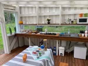 HiiumaaSambla majutus的厨房配有桌子和台面