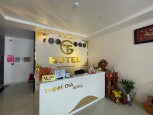 Bến CátThinh Gia Hotel的酒店大堂的墙上挂有酒店标志