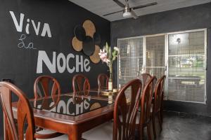 圣胡安Casa Vibe San Juan Great for large groups的一间带桌椅的用餐室