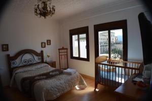 隆达卡萨魔力德尔塔霍酒店的一间卧室设有一张床和一个阳台