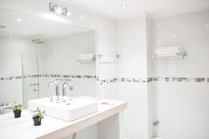 卡法亚特SOMMER Y SOL的白色的浴室设有水槽和镜子