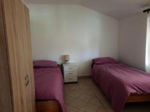 BelišćeOne bedroom appartement with furnished garden and wifi at Belisce的一间卧室设有两张床、一个梳妆台和窗户。