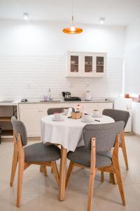 卡法亚特SOMMER Y SOL的厨房配有桌椅和白色的桌布