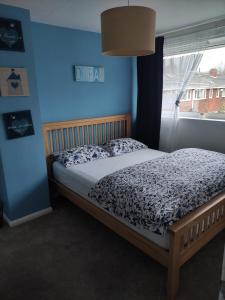 3 bed house in Walsall, perfect for contractors & leisure & free parking客房内的一张或多张床位