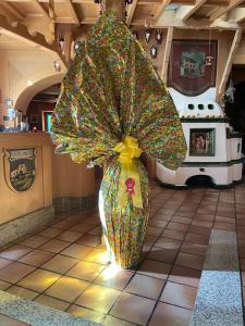 Calliano老鹰村酒店的一个大花瓶,有雨伞在房间里