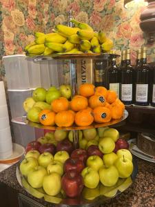 Calliano老鹰村酒店的陈列在架子上的苹果橙子和其他水果