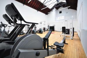 剑桥Downing College的健身房设有数台跑步机和有氧运动器材
