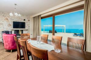 SkináriaVilla Orient Platinum的一间设有桌子的海景用餐室