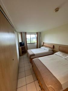 嘎林海斯港Beach class muro alto的酒店客房设有两张床和窗户。