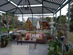 博阿迪利亚德尔蒙特Casa Solis Monteprincipe的庭院里带长沙发和桌子的凉棚