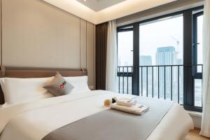 广州广州丽途国际公寓酒店（金融城店）的酒店客房 - 带一张床和阳台