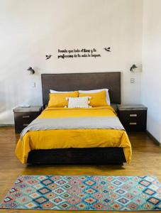 底拉斯卡拉Hermoso Loft en Valquirico, Lofts Frontana.的一间卧室配有一张黄色床罩的床