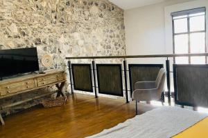 底拉斯卡拉Hermoso Loft en Valquirico, Lofts Frontana.的客厅配有电视和带椅子的桌子