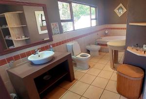 豪格斯拜克Timeless的浴室配有盥洗盆、卫生间和浴缸。