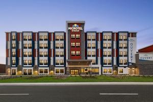 Sainte-Thérèse-de-BlainvilleMicrotel Inn & Suites by Wyndham Boisbriand的上面有标志的建筑