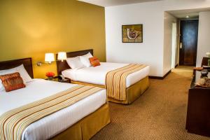 圣克里斯托瓦尔Lidotel San Cristóbal的一间酒店客房,房间内设有两张床