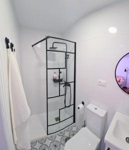 卡拉德莫尔VILLA PITATO Nuevo, cerca de la Playa, Parking en la puerta del alojamiento的白色的浴室设有卫生间和淋浴。